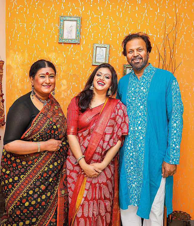 একমাত্র পুত্রবধূ (মাঝে) র্যাচেল প্রিয়াংকার সঙ্গে নিমা রহমান ও তারিক আনাম খান।ছবি: খালেদ সরকার