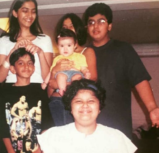 ইনস্টাগ্রামে অর্জুন কাপুর লিখেছেন, ‘বলুন তো তাঁরা কারা?’