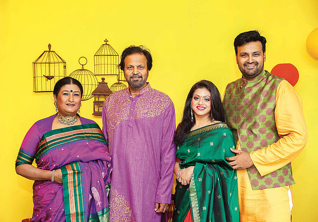 তারকা পরিবার (বাঁ থেকে) নিমা রহমান, তারিক আনাম খান, র্যাচেল প্রিয়াংকা ও আরিক আনাম খান ।ছবি: খালেদ সরকার