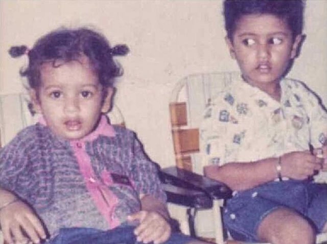 ছবিটি শেয়ার করে ভিকি লিখেছেন, ঘুম থেকে ওঠার পরই ছোটবেলার স্মৃতিরা ঘিরে ধরে