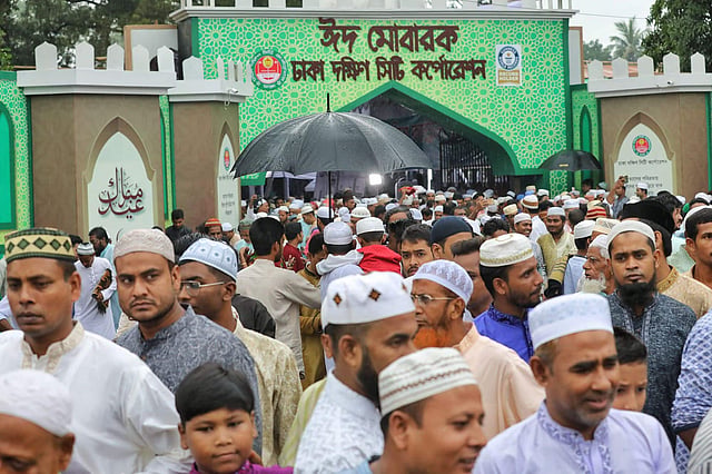 বৃষ্টি উপেক্ষা করে জাতীয় ঈদগাহের জামাতে অংশ নেন মুসল্লিরা।