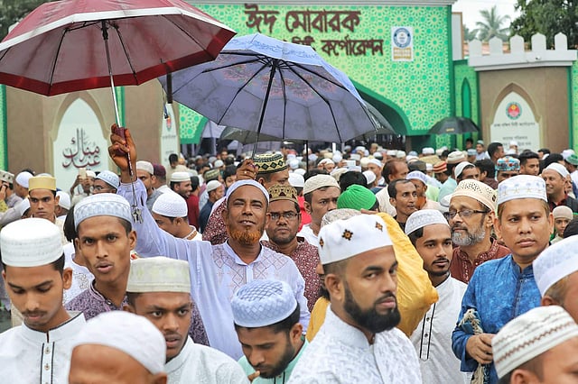 নামাজ ও মোনাজাত শেষে জাতীয় ঈদগাহ থেকে বেরিয়ে আসছেন মুসল্লিরা।