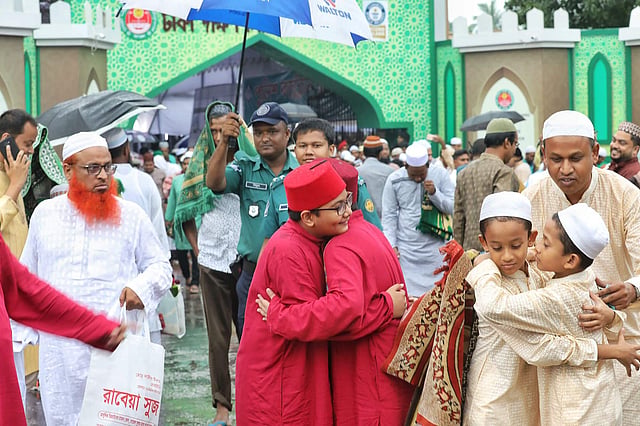 ঈদগাহের জামাত শেষে কোলাকুলি।