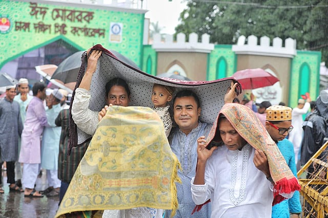 বৃষ্টি থাকলেও আনন্দে কমতি নেই তাদের। জাতীয় ঈদগাহ এলাকা।