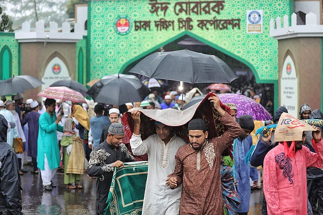 বৃষ্টি ভোগান্তি কিছুটা বাড়িয়েছে বাড়িফেরা মানুষের। জাতীয় ঈদগাহ এলাকা।