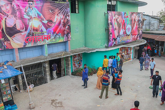 খুলনার চিত্রালী হলের সামনে থেকে আজ তোলা। ছবি: সাদ্দাম হোসেন