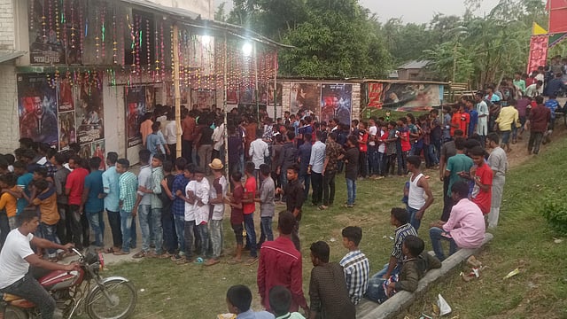 ঈদের ছবি দেখতে দর্শকের লম্বা লাইন। শুক্রবার শেষ বিকেলে তোলা। ছবি: আনিসুর রহমান