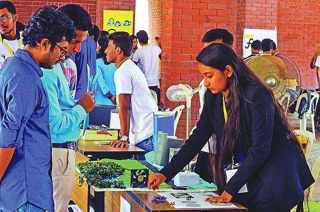 সহশিক্ষা কার্যক্রমের মধ্য দিয়েই এক হয় নানা শ্রেণি, নানা মতের শিক্ষার্থীরা। ছবি: সংগৃহীত