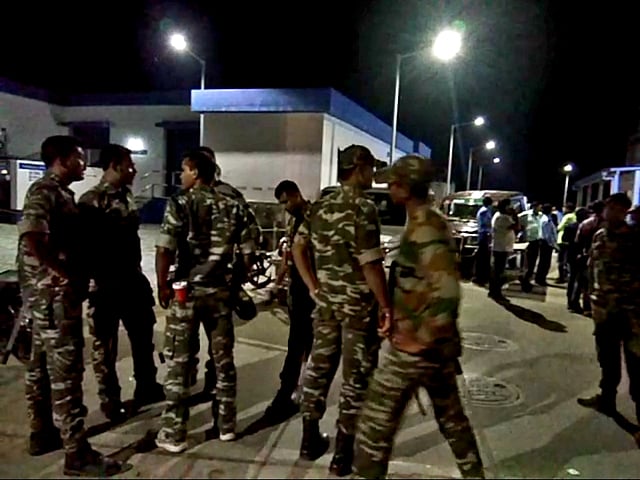 নিহত দুই বিজেপি কর্মীর লাশ বসিরহাট হাসপাতাল থেকে বের করার সময় পুলিশ পুরো হাসপাতাল চত্বর ঘিরে রাখে। ছবি: সংগৃহীত