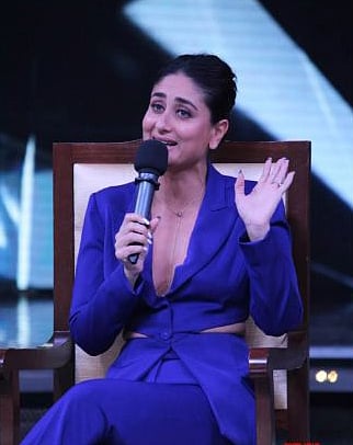 ‘ডান্স ইন্ডিয়া ডান্স’ প্রতিযোগিতার সেটে কারিনা কাপুর খান। ছবি: আইএএনএস