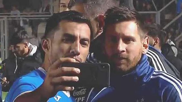 মেসির সঙ্গে সেলফি তুলছেন নিকারাগুয়ার এক খেলোয়াড়। ছবি: টুইটার