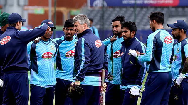 সব প্রতিকূলতা জয় করে ম্যাচ জিততে হবে, সম্ভবত শিষ্যদের এমন বার্তাই দিচ্ছেন কোচ স্টিভ রোডস। ছবি: সৌজন্য