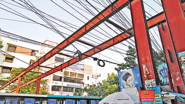 ধানমন্ডির শংকর বাসস্ট্যান্ড এলাকায় পদচারী–সেতুর কেবল স্তম্ভ বসানো হয়েছে। গেল ৯ বছরে পদচারী–সেতুটি সম্পন্ন করতে কোনো উদ্যোগ নেয়নি সিটি করপোরেশন। ছবি: প্রথম আলো