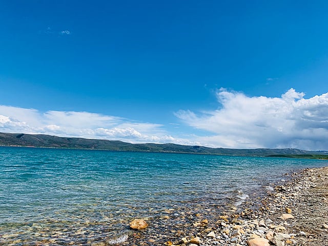 বিয়ার লেকের ফিরোজা রঙের পানি