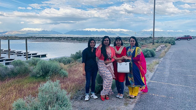 উইলার্ড বে স্টেট পার্কে লেখিকা ও তাঁর ভ্রমণসঙ্গীরা