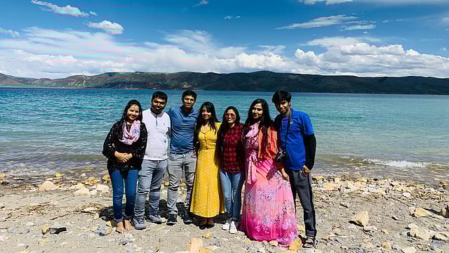 বিয়ার লেকে লেখিকা ও তাঁর ভ্রমণসঙ্গীরা