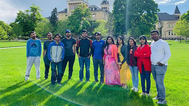 ইউনিভার্সিটি অব ইউটাহ-এর ক্যাম্পাসে লেখিকা ও তাঁর ভ্রমণসঙ্গীরা