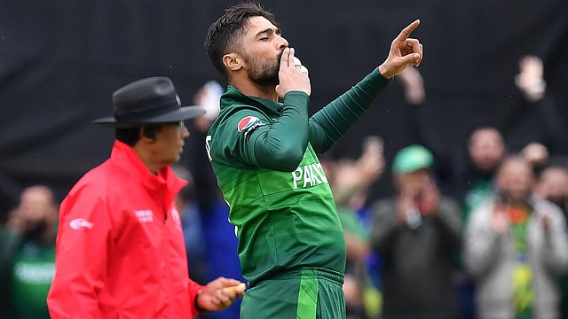 শুরুতে বিশ্বকাপ দলে জায়গা হয়নি। কিন্তু সেই আমিরেই ভরসা খুঁজে পাচ্ছে পাকিস্তান ছবিঃ এএফপি