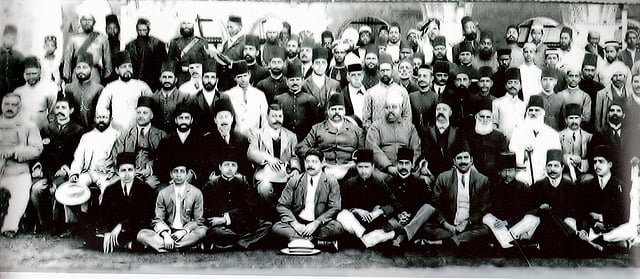 নিখিল ভারত মুসলিম লীগের প্রতিষ্ঠাতা সদস্যদের একাংশ (১৯০৬), নিচ থেকে দ্বিতীয় সারির নবম জন নওয়াব সলিমুল্লাহ। শাহবাগ বাগান বাড়ি, ইশরাত মঞ্জিল। ছবি: সংগৃহীত