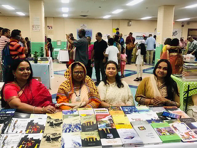 বাংলাদেশ ও পশ্চিমবঙ্গের ২০টির বেশি প্রকাশনা সংস্থা বইমেলায় অংশ নিচ্ছে। ছবি: প্রথম আলো