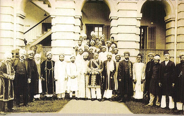 শহর ঢাকার সম্মানিত নাগরিকদের সঙ্গে নওয়াব সলিমুল্লাহ (১৯০২)। ছবি: সংগৃহীত