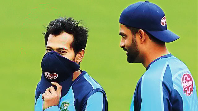 আগের দিন নেটে ব্যাটিংয়ের সময় তাঁর চোট দুশ্চিন্তায় ফেলে দিয়েছিল বাংলাদেশকে। টন্টনে কাল অনুশীলনে সেই মুশফিকুর রহিমের এমন হাসিখুশি ছবি দুশ্চিন্তা কিছুটা কমাবে। ছবি: শামসুল হক