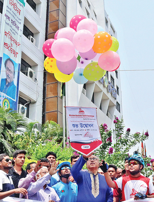 দুই সাইক্লিস্টের কাশ্মীর যাত্রার উদ্বোধন করেছেন মেয়র এ এইচ এম খায়রুজ্জামান লিটন।