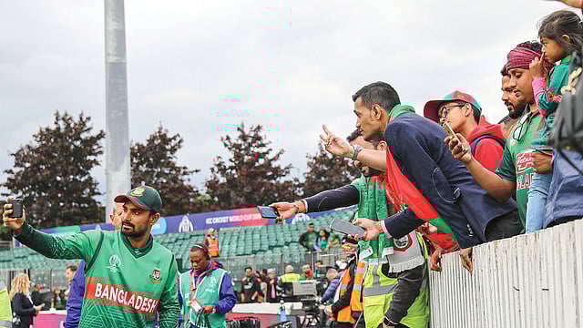 ভক্তদের নিয়ে লিটন দাসের সেলফি