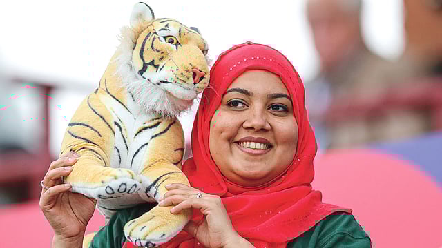 খেলোয়াড়দের সমর্থনে প্রতীকী বাঘসহ গ্যালারিতে হাজির সমর্থকেরা