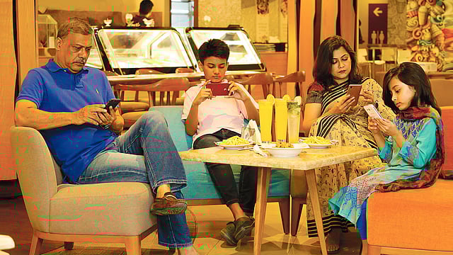 রেস্তোরাঁর টেবিলে খাবার দেওয়া হয়েছে, সেদিকে মন নেই কারও, যে যার মোবাইলে গেম খেলতে ব্যস্ত। অবস্থা যদি এমন হয় তবে গেম আসক্তির আশঙ্কা থেকে যায়। প্রতীকী এই ছবির মডেল হয়েছেন নাসিম উদ্দিন আহমেদ, দিনা আলম, আদিয়ান ও জারা, ছবি: সুমন ইউসুফ