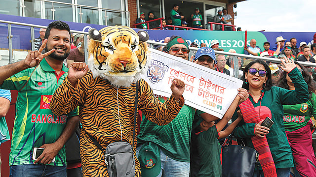 খেলোয়াড়দের সমর্থনে প্রতীকী বাঘসহ গ্যালারিতে হাজির সমর্থকেরা