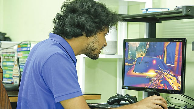 চারপাশ ভুলে গিয়ে গেমে মগ্ন হওয়া গেমে আসক্তির লক্ষণ। মডেল: নয়ন ছবি: অধুনা