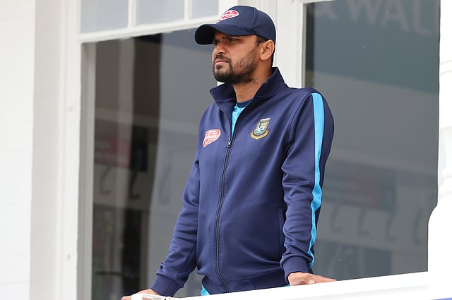 ট্রেন্টব্রিজের ব্যালকনিতে দাঁড়িয়ে ম্যাচ নিয়ে কী চিন্তা করছেন মাশরাফি? ছবি: শামসুল হক