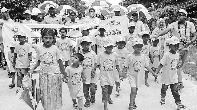 বিশ্ব ক্লাবফুট দিবস উপলক্ষে গত মঙ্গলবার বগুড়ার শহীদ জিয়াউর রহমান মেডিকেল কলেজ চত্বরে বাঁকা পা নিয়ে জন্ম নেওয়া শিশুরা শোভাযাত্রায় অংশ নেয়। ছবি: প্রথম আলো