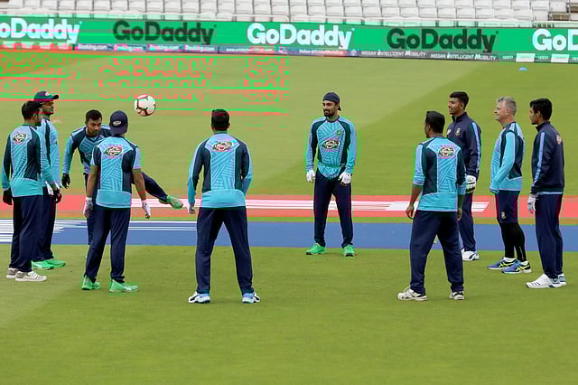 অনুশীলনে গা-গরম করতে ফুটবল নিয়ে লম্ফ-ঝম্ফ! ছবি: শামসুল হক