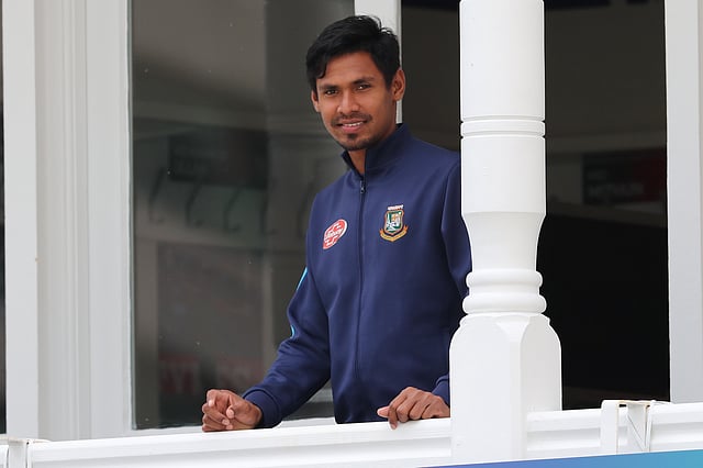 উইকেটের মাঝেই আছেন, মুখে হাসি তো থাকবেই! ছবি: শামসুল হক