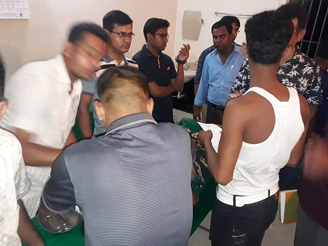 হাসপাতালে চিকিৎসা নিচ্ছেন আহতরা। ছবি: কল্যাণ প্রসুন