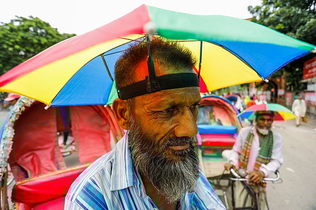 রোদ থেকে বাঁচতে এ ছাতা বেশ আরামই দেবে বলে মনে করেন তাঁরা