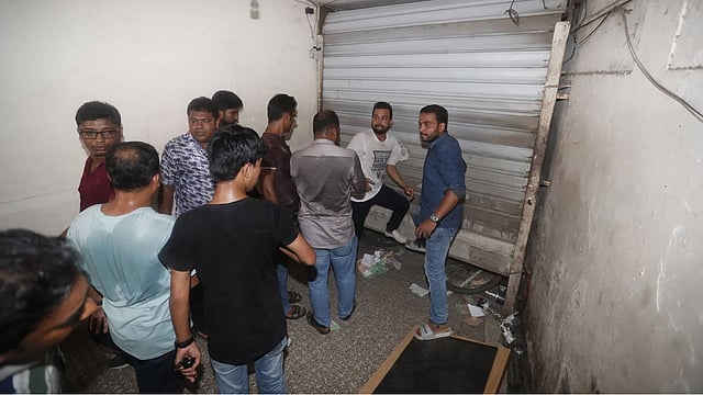 ছাত্রদলের বিক্ষুব্ধ নেতাকর্মীরা নয়াপল্টনে বিএনপির কেন্দ্রীয় কার্যালয়ের নিচে ভাঙচুর চালিয়েছে। ছবি: সাজিদ হোসেন