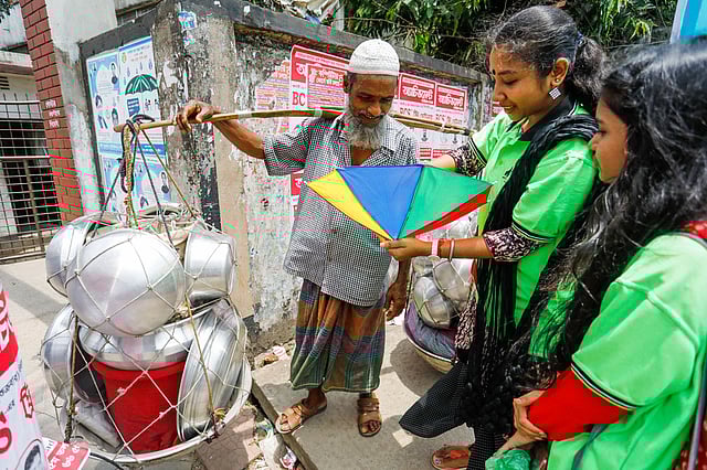 এই বৃদ্ধ দিনমজুরও তাঁদের ‘ছাতা’র কাজ দেখে খুব খুশি