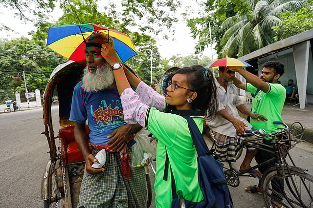 শুধু বৃদ্ধ রিকশাচালক দেখলেই মাথায় আটকানো যায় এমন ছাতা পরিয়ে দিচ্ছেন শিক্ষার্থীরা