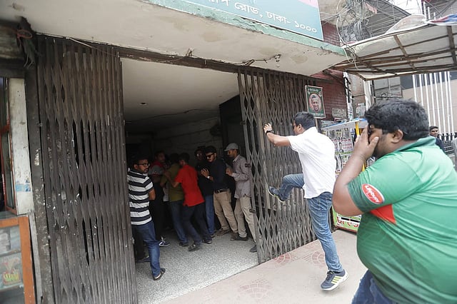 ছাত্রদলের বিক্ষুব্ধ নেতাকর্মীরা নয়াপল্টনে বিএনপির কার্যালয়ের নিচে ভাঙচুর চালান। ছবি: সাজিদ হোসেন