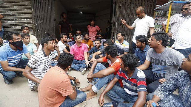 ছাত্রদলের বিক্ষুব্ধ নেতাকর্মীরা নয়াপল্টনে বিএনপির কেন্দ্রীয় কার্যালয়ের নিচে ভাঙচুর চালিয়েছে। ছবি: সাজিদ হোসেন