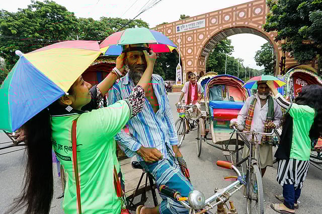 নীলক্ষেত মোড়ে অনেক চালক পেয়েছেন এ ছাতা
