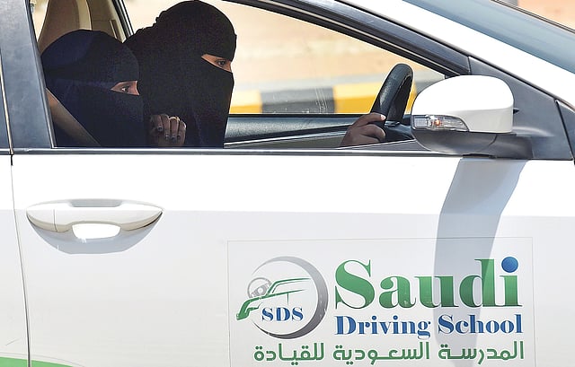 রিয়াদের ড্রাইভিং স্কুলে শিক্ষানবিশ দুই সৌদি নারী। ছবি: এএফপি