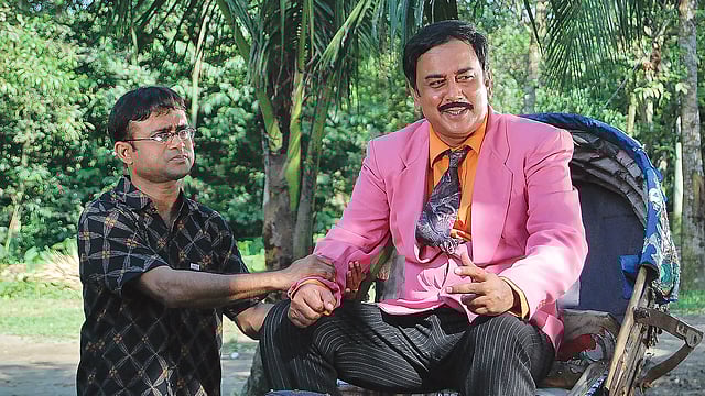 সালাহউদ্দিন লাভলুর লার্নেড ম্যান নাটকে আ খ ম হাসান ও জাহিদ হাসান। দুজনেরই অভিনয়ের শুরু মঞ্চনাটক দিয়ে। ফাইল ছবি