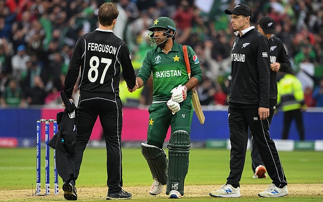 নিউজিল্যান্ডকে হারানোর পর দলটির খেলোয়াড়দের সঙ্গে হাত মেলাচ্ছেন পাকিস্তান অধিনায়ক সরফরাজ আহমেদ। ছবি: এএফপি