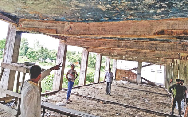 কালী নারায়ণ ইনস্টিটিউশনের নির্মাণাধীন ভবন। ২২ জুন দুপুরে তোলা ছবি। প্রথম আলো