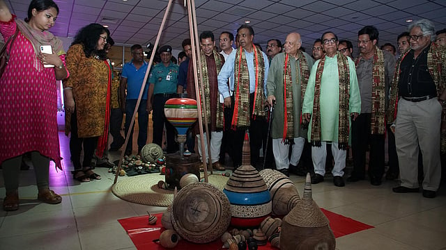 প্রদর্শনীর একটি স্থাপনা শিল্পকর্মের সামনে অতিথিরা। ছবি: প্রথম আলো