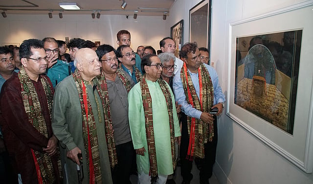 উদ্বোধনের পর প্রদর্শনী ঘুরে দেখেন অতিথিরা। ছবি: প্রথম আলো